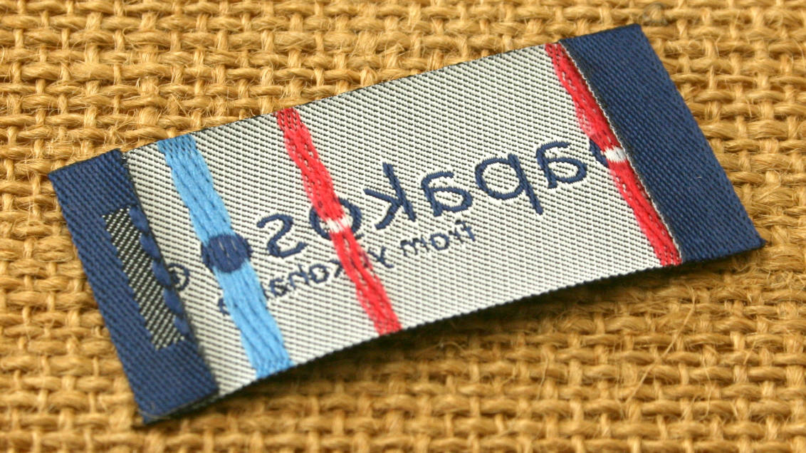 papakosoブランドの抱っこ紐や子育てバッグ用織ネームは特殊糸でブランド名を再現 | おりラボ(出口織ネーム)の日常ブログ